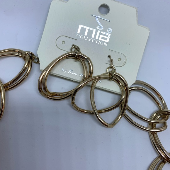 Mia Collection Gold Tone Necklace and Earings - Picture 2 of 3